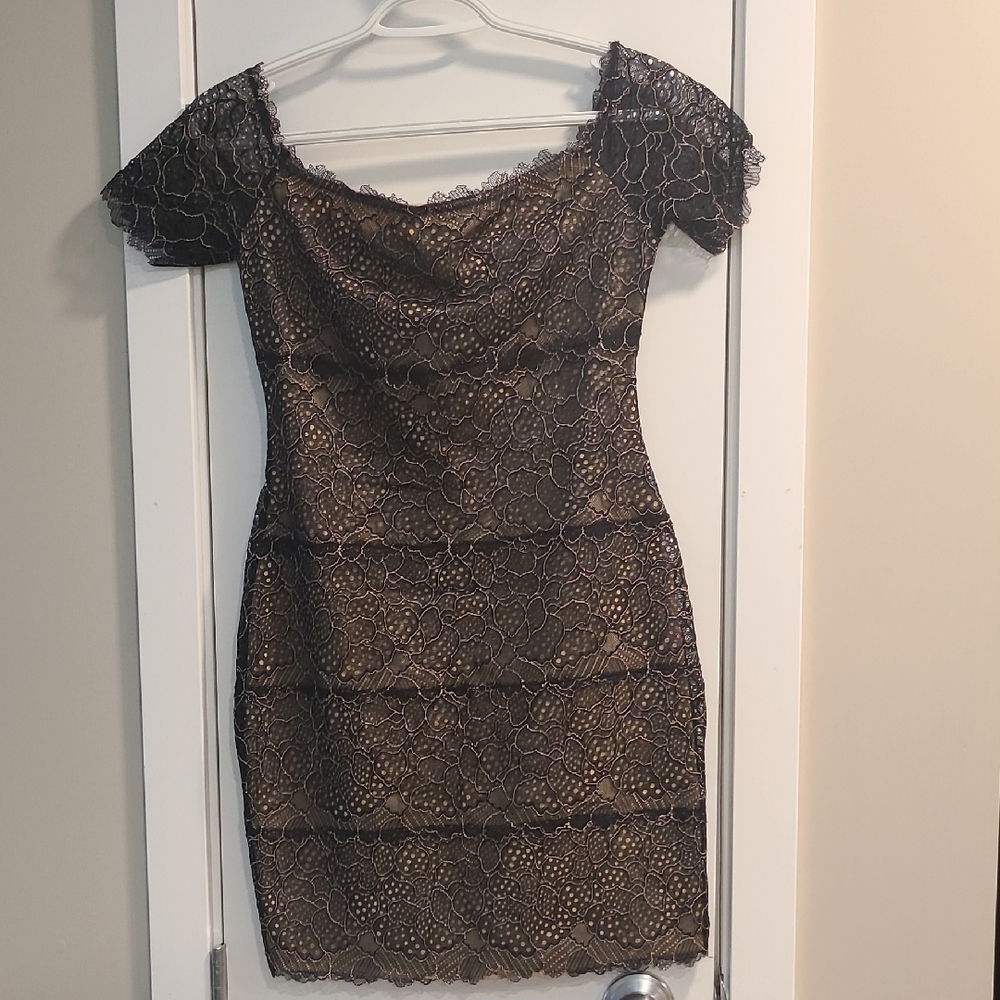 NWOT Guess Black Lace Off-Shoulder Bodycon Mini Dress - Size S 🖤❤️‍🔥